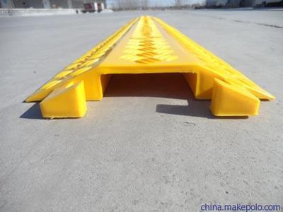 濟南美達交通設(shè)施 專業(yè)供應(yīng)電纜過線槽與車間過線板，守護車間與道路安全