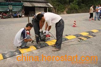 承接?xùn)|莞道路減速帶安裝工程，專業(yè)廠家供應(yīng)各類道路減速設(shè)備