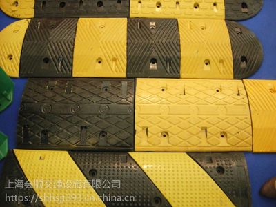 減速帶與防撞桶 道路安全的守護(hù)者——解析上海會(huì)順交通設(shè)施的專業(yè)之路